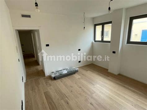 Vendita Appartamento Milano. Trilocale in via Vallarsa 10. Ottimo 